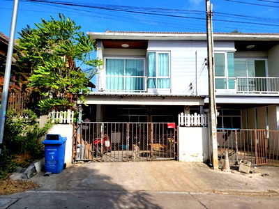 Townhouses for sale Si Racha Chonburi : FOR SALE  TOWNHOUSE PROPERTY  1700000 BAHT.