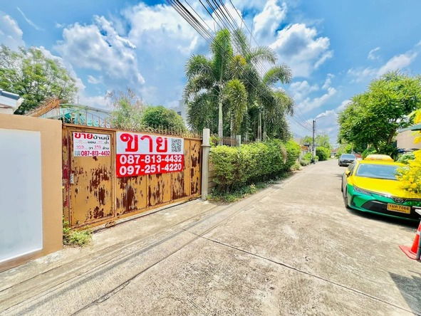 picture Land for sale in Soi Ladprao 109, prime location in the heart of Bang Kapi-Ladprao, next to Vejthani Hospital. - 1/6