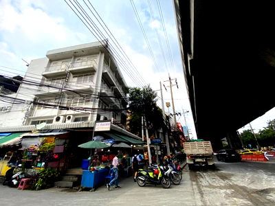 Shophouses for sale Town in town : "The Ultimate Investment Opportunity! Prime Commercial Building for Sale, Located on Ramkhamhaeng Road