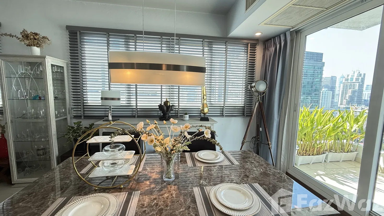 picture One Huge Bedroom Condo For Rent & Sale 5934510 - 4/30