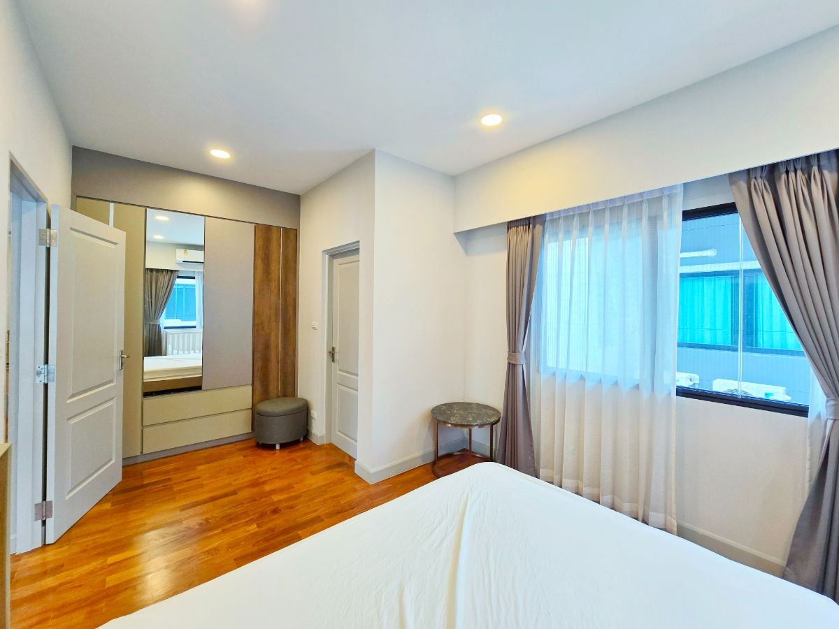 รูป ขายด่วน ม.แกรนด์บางกอก บูเลอวาร์ด สาทร บ้านแปลงมุม สภาพดี 101.3 ตรว. 348 ตรม. สนามหญ้ากว้าง พร้อมเข้าอยู่ - รูปที่ 38/42