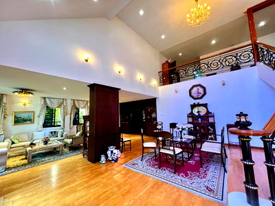 Houses for sale Huai Khwang : Luxury 3-Storey Detached House for Sale in the City Center (Ladprao) Classic European / Classic Luxury Style with Grand Double-Volume Living Hall
