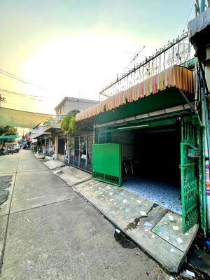 Townhouses for sale Metropolitan Electricity Authority Bang Khen : 2-story townhouse for sale Next to the road in Soi Vibhavadi 64, area 18 sq m., 2 bedrooms, 2 bathrooms, near fresh market, 7-11,