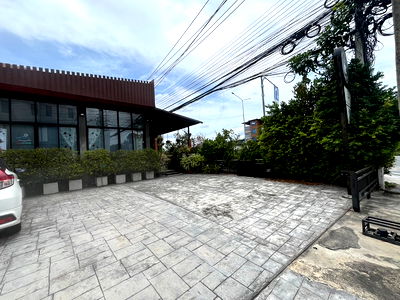 เช่าพื้นที่ขายของ นิคมอัญธานี (เจมโมโปลิส) : ให้เช่าหน้าร้าน ออนไลน์ ไลน์สด ริมถนนพัฒนาการ / พื้นที่ใช้สอยรวม 186 ตารางเมตร / จอดรถในพื้นที่ 5คัน / ทำเลดีมาก เหมาะหลากหลายธุรกิจ