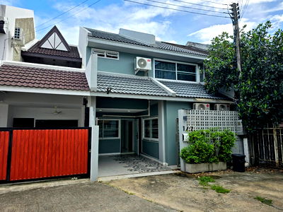 Townhouses for rent Nong Bua Market, Udon Thani : Two-storey townhouse for rent  with  4 bedrooms   and 3 toilets.