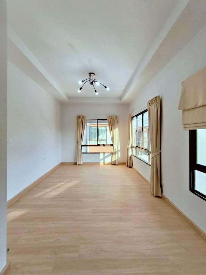 picture For Sale: 2-Storey Semi-Detached Home (Detached-Style Living) Prompat Prime Project, Panya Inthra Prime Location Near Safari World - 15/20