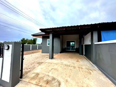 Houses for sale Chiag Rai Rajabhat University : Single storey house for sale with 2 bedrooms,1 toilets and 1 kitchen. 