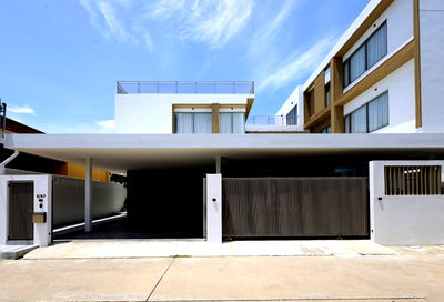 ขายบ้านเดี่ยว : ขาย ม.ศรีวดี บ้านเดี่ยว 3 ชั้น แต่งครบ มีลิฟต์ และสระว่ายน้ำส่วนตัว 130.2 ตรว. 685 ตรม. พร้อมเข้าอยู่