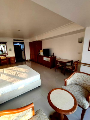 Condos for rent Central Pinklao : Waterfront condo for rent, near Rama VIII Bridge. Spacious room, ready to move in.