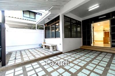 Townhouses for sale Sathon : 4 bed 3 bath townhouse 250 Sqm. in Sathorn for sale