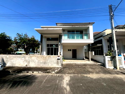 Houses for rent ม.เอเชียอาคเนย์ : Two storey house for rent with 3 bedrooms,3 toilets and 1 kitchen. 