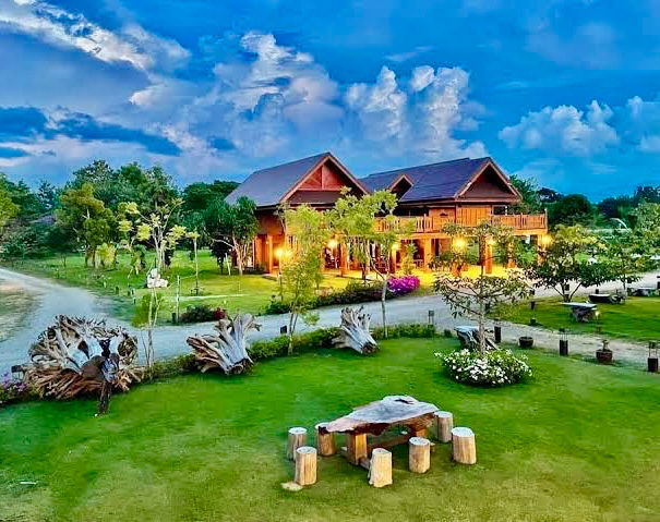 รูป ขายบ้านไม้สักหลังใหญ่และหลังเล็ก พร้อมโบกี้รถไฟ บนที่ดิน จ.แพร่ กว่า8ไร่ ติดถนนเลียบคลองฯ วิวภูเขา อนาคตใกล้สนามบินและรถไฟรางคู่ (กำลังก่อสร้าง) - รูปที่ 1/44