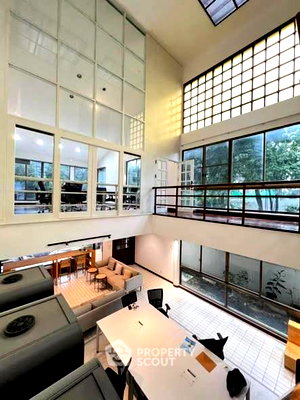 คอนโดให้เช่า : คอนโด 3 ห้องนอน 263 ตร.ม. ที่ สุขุมวิทเฮ้าส์ คอนโดมิเนียม ใกล้ MRT สุขุมวิท 300 ม. (ID 2548058)