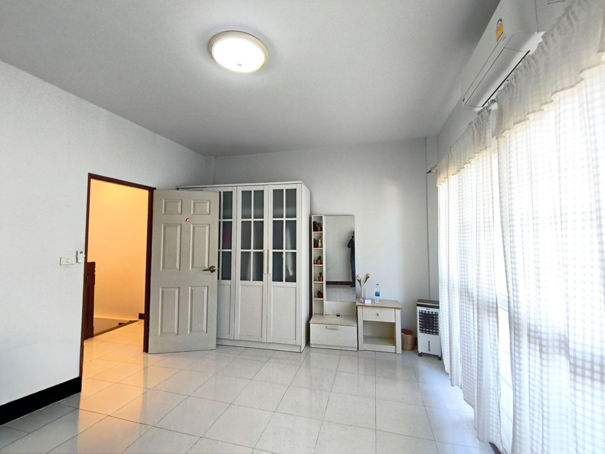 รูป ทาวน์เอ้าส์ หนองจอก มิตรไมตรี หมู่บ้านนันทวี 4 รีสอร์ท ใกล้ถนนเดินสะดวก มีรถโดยสารผ่านหน้าโครงการ  นัดชมด่วน ราคาดี 085-318-6868 คุณวา - รูปที่ 12/13