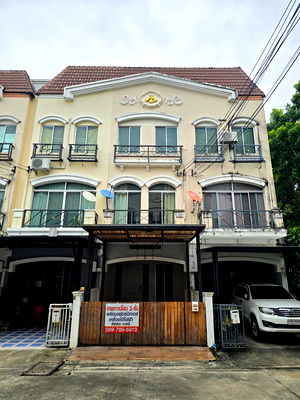 Townhouses for sale Kasem Bundit Phatthanakan University  : Townhome for Sale. Full Furnished and reafy to move in