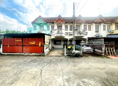 Townhouses for sale Krathum Baen Samut Sakhon : Two-story townhouse for sale on Phetkasem Road. 16 square wah (approx. 64 sq m) area. "Below appraised value". Price: 1,150,000 baht.