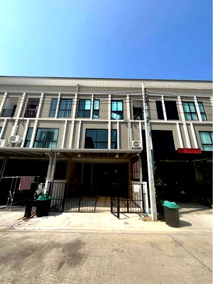 ทาวน์โฮมให้เช่า : HR3158ให้เช่าทาวน์โฮม 3 ชั้น วิวสนามกอล์ฟ พาทิโอ ศรีนครินทร์-พระราม 9ทำเลทอง "กรุงเทพกรีฑา" บ้านใหม่ ตกแต่งสไตล์มินิมอล พร้อมอยู่ทันที