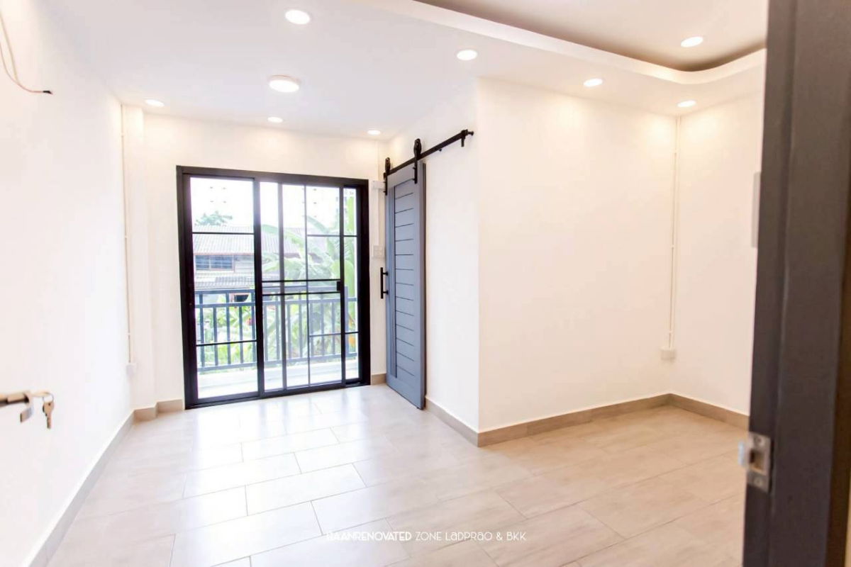 picture Urgent sale! 3-story townhome, Seri Thai 17, newly renovated in a stylish, eye-catching white design. Ready to move in. - 18/25