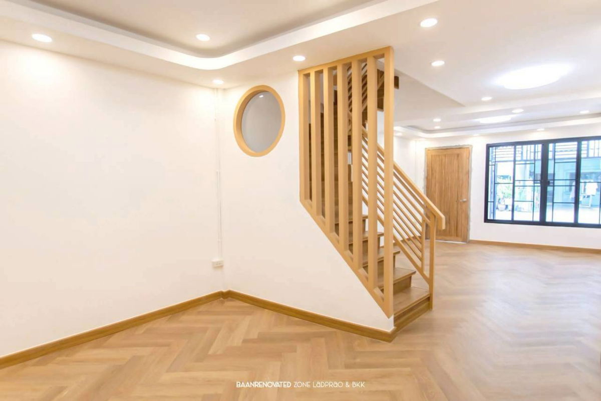 picture Urgent Sale! 2-story Townhouse, Ladprao 93. Fully renovated with new lattice work and round windows for a charming look. The white house has a soft. - 14/16