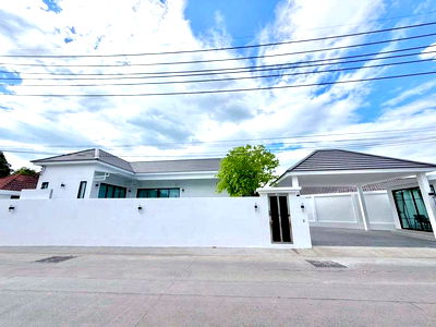 Houses for sale Bang Lamung Chonburi : Brand new, first-hand pool villa in an excellent location near Jomtien Beach, Pattaya, Chonburi.