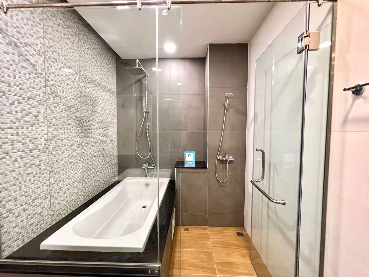 picture 2-bedroom unit in a new building in Munich. Great price: 17,000 THB. 2nd floor, pool view. Beautiful, brand new unit in a lovely building. - 3/31