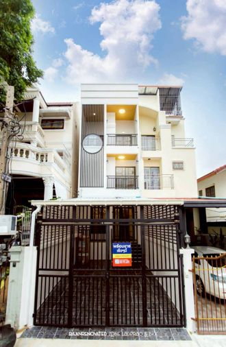 ขายบ้านด่วน! ทาวน์โฮม 3 ชั้น เสรีไทย 17 รีโนวทใหม่ยกหลัง สไตล์เก๋ๆ โดดเด่นด้วยสีขาวสวยใสแจ่มๆ พร้อมอยู่