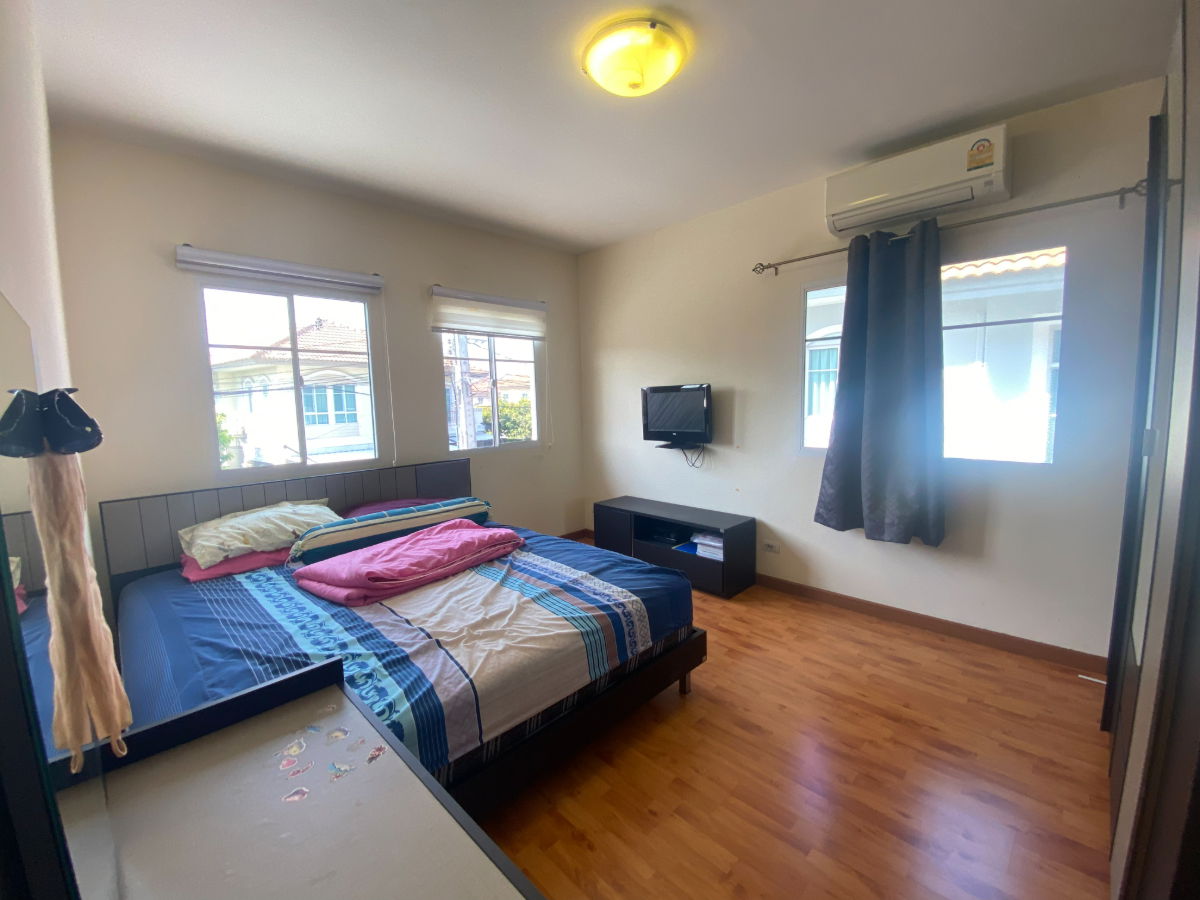 รูป บ้านเดี่ยว พื้นที่กว้าง สภาพนางฟ้า สวยพร้อมอยู่ หมู่บ้าน ภัสสร 19 วัชรพล-วงแหวน พื้นที่ 69.9 ตรว. ต่อเติมหลังคาจอดรถและพื้นที่ครัวด้านหลังให้พร้อม - รูปที่ 16/23