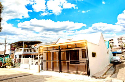 Houses for sale Bueng Kum : Urgent sale! Torung Village,Nawamin 111 soi, Newly renovated house in a cute style. Includes a basement, beautiful and compact kitchen.