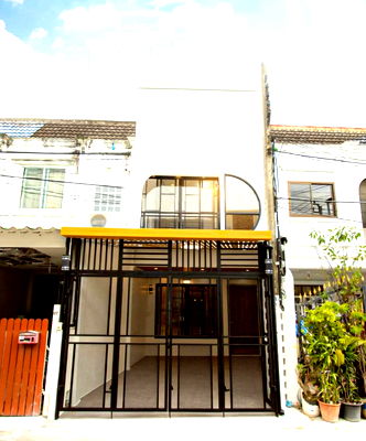 ทาวน์โฮม กรุงเทพมหานคร : ขายด่วน! ทาว์เฮ้าส์  ทาวน์เฮ้าส์ 2 ชั้น ลาดพร้าว 93 จัดเต็มกว่าเดิมกับงานรีโนเวท ใส่ระแนง กระจกกลมให้ความน่ารัก บ้านสีขาวดูละมุนสะอาดตา