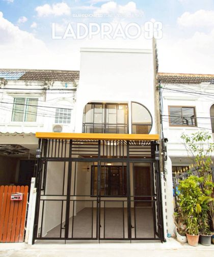 ขายด่วน! ทาว์เฮ้าส์  ทาวน์เฮ้าส์ 2 ชั้น ลาดพร้าว 93 จัดเต็มกว่าเดิมกับงานรีโนเวท ใส่ระแนง กระจกกลมให้ความน่ารัก บ้านสีขาวดูละมุนสะอาดตา