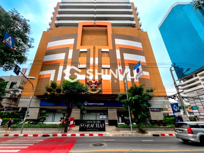 Office for sale Bangkok : Office space for sale in Sornchai Building, 30th floor. High floor with great views, ideal for an office in the heart of Ekkamai. [YJm250201]