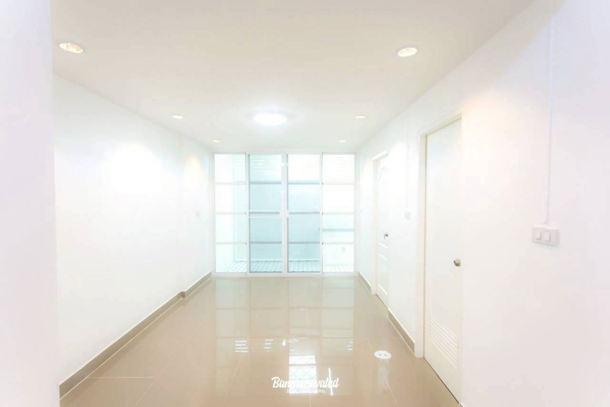 picture Urgent Sale! Commercial building on Sawangwithee Road (Sutthisan Winitchai), newly renovated throughout, with all new water and electrical systems. - 19/26