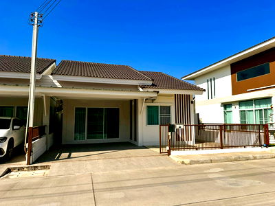 Houses for rent Mee Chok Plaza  : Single storey house for rent with 3 bedrooms,2 toilets and 1 kitchen. 