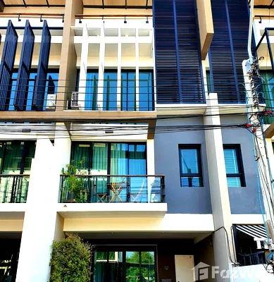 Townhouses for rent Khlong Toei : Townhome with Great Location For Rent/ Sales - Sukhumvit 50 984496