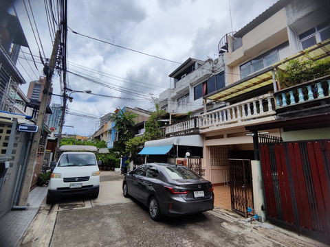 Near Ekkamai and Phra Khanong BTS stations. 3-story townhouse for sale in Sukhumvit Soi 65, less than 1 km from Gateway shopping mall.