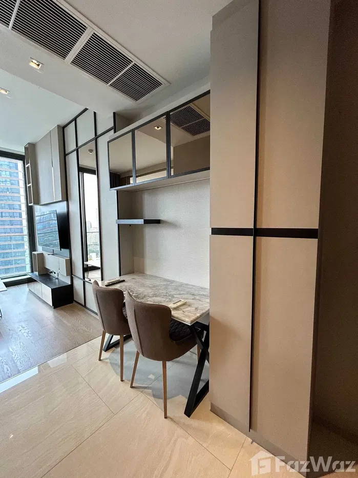 picture Ashton Silom 1952033 - 7/10