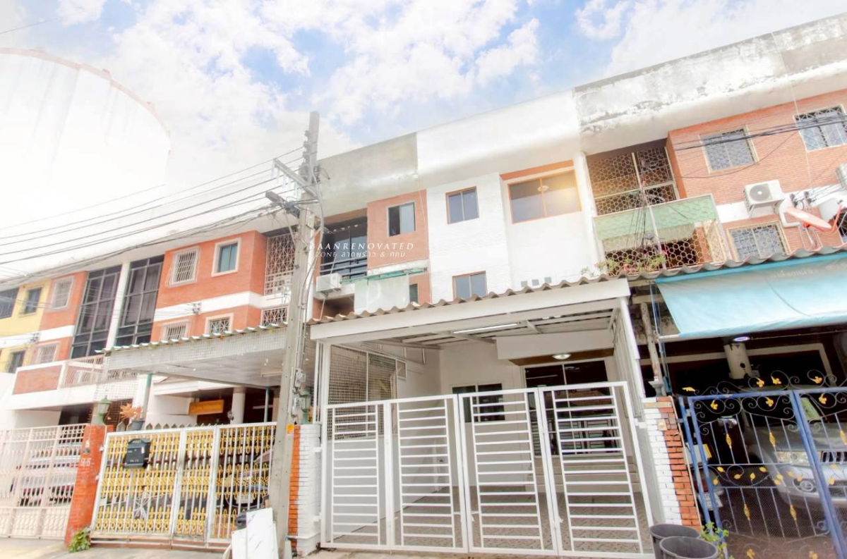 picture Urgent sale! 3-story townhouse in a desirable location - Soi Inthamara 35 - completely renovated and ready to move in. - 2/19