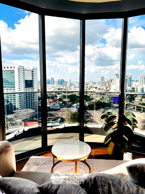 Condos for rent Phaya Thai School : 1-BR Condo at Ideo Q Victory near BTS Victory Monument (ID 1372954)