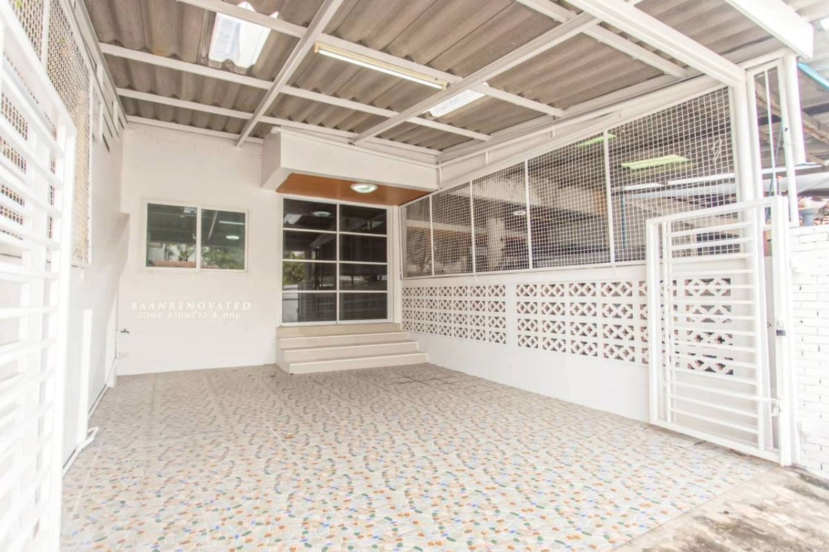 picture Urgent sale! 3-story townhouse in a desirable location - Soi Inthamara 35 - completely renovated and ready to move in. - 3/19