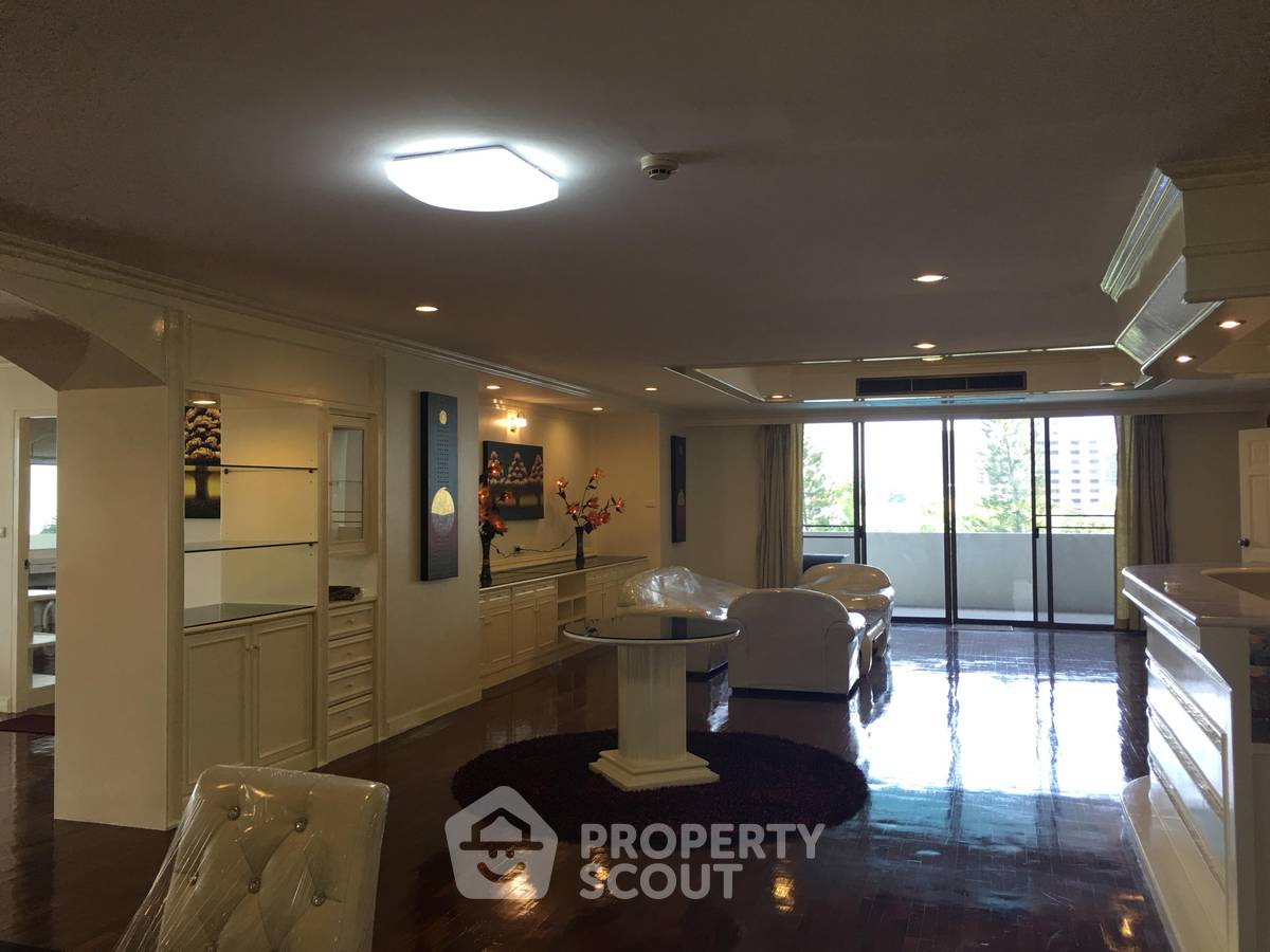 picture 4-BR Condo at Oriental Towers Condominium near BTS Ekkamai (ID 1243066) - 7/26