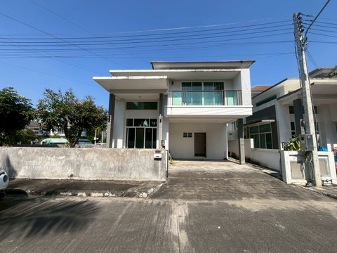 Two storey house for sale with 3 bedrooms,3 toilets and 1 kitchen.