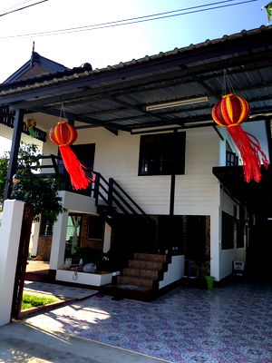 Houses for rent 700 Year Sports Arena Chiang Mai : Two-story wooden house for rent with 2 bedrooms,2 toilets and 1 kitchen. 