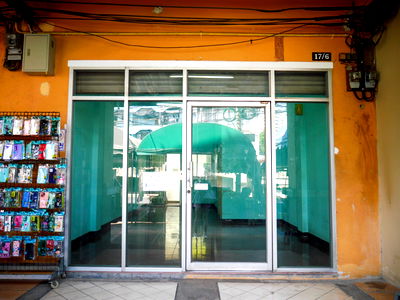 Shophouses for rent Ratchaphak Technology And Management College : Commercial building for rent in Soi Ramkhamhaeng 39 (U-SQUARE building), near Wat Thep Lila / 7-11 / pharmacy. Parking available at the back.