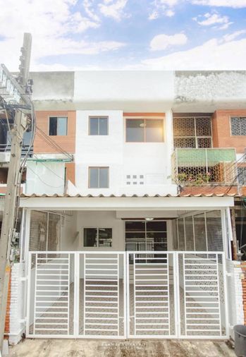 ขายบ้านด่วน!ทาวน์เฮ้าส์ 3 ชั้น ทำเลน่าอยู่ -  ซ อ ย  อิ น ท า ม ร ะ 3 5 -  ปรับปรุงซ่อมแซมใหม่หมดทั้งหลัง  พร้อมอยู่