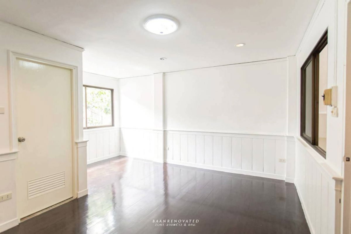 picture Urgent sale! 3-story townhouse in a desirable location - Soi Inthamara 35 - completely renovated and ready to move in. - 16/19