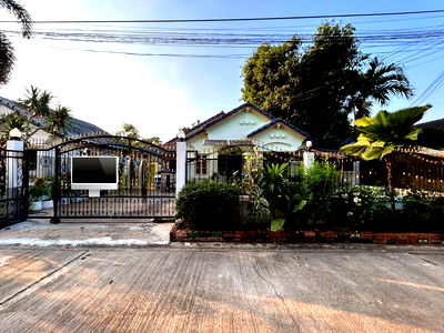 Houses for sale Bang Lamung Chonburi : House for sale, Sinthara Village, Huay Yai, Pattaya.