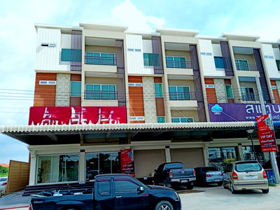 Shophouses for rent Bang Kruai Nonthaburi : For rent: 2 adjoining commercial buildings, 4 storeys, located on a main road near Wat Phra Ngoen. The frontage is 8 meters wide.