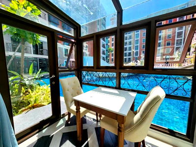 ขายคอนโด : คอนโดสไตล์รีสอร์ทแบบมีทางเดินลงสระจากห้องรับแขก 1ห้องนอน 1ห้องน้ำ