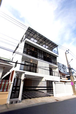 Home office for sale Huai Khwang : Urgent sale! 3-story home office on Soi 20 Mithuna, Intersection 5. Beautifully renovated, spacious, with a rooftop for relaxation. 