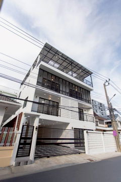 Urgent sale! 3-story home office on Soi 20 Mithuna, Intersection 5. Beautifully renovated, spacious, with a rooftop for relaxation.